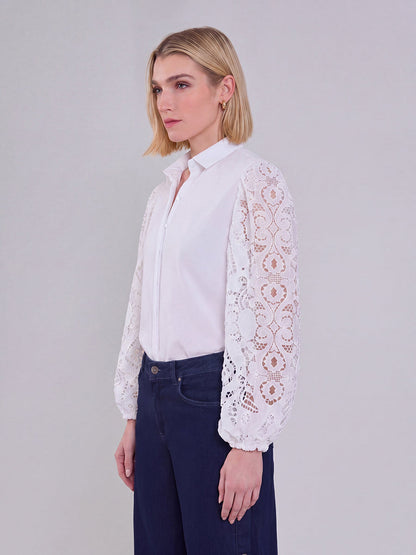Damska bluzka z koronkowymi rękawami zapinana na guziki-Blouses for women-Olave