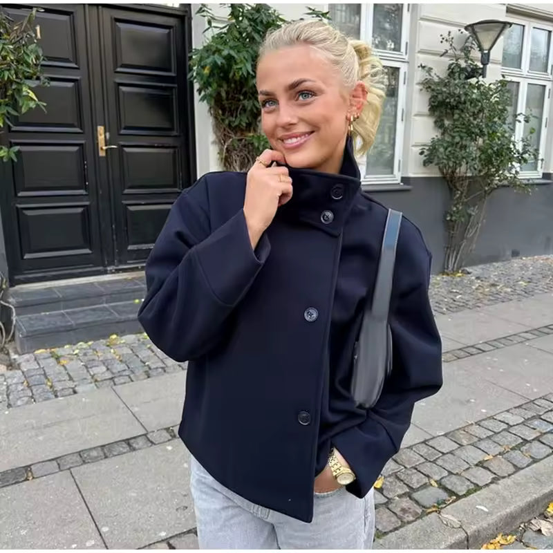 Damska krótka kurtka ze stójką i zapięciem na guziki-Jacket for women-Olave
