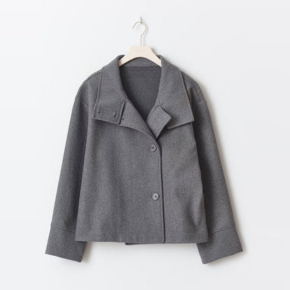 Damska krótka kurtka ze stójką i zapięciem na guziki-Jacket for women-Olave