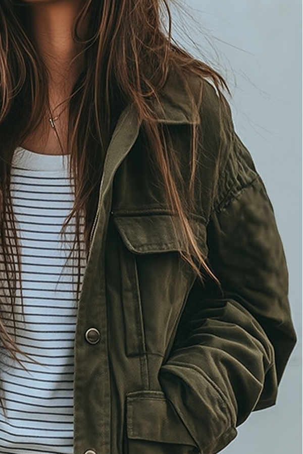 Damska kurtka typu utility z kieszeniami z klapkami i zapięciem na guziki-Jacket for women-Olave