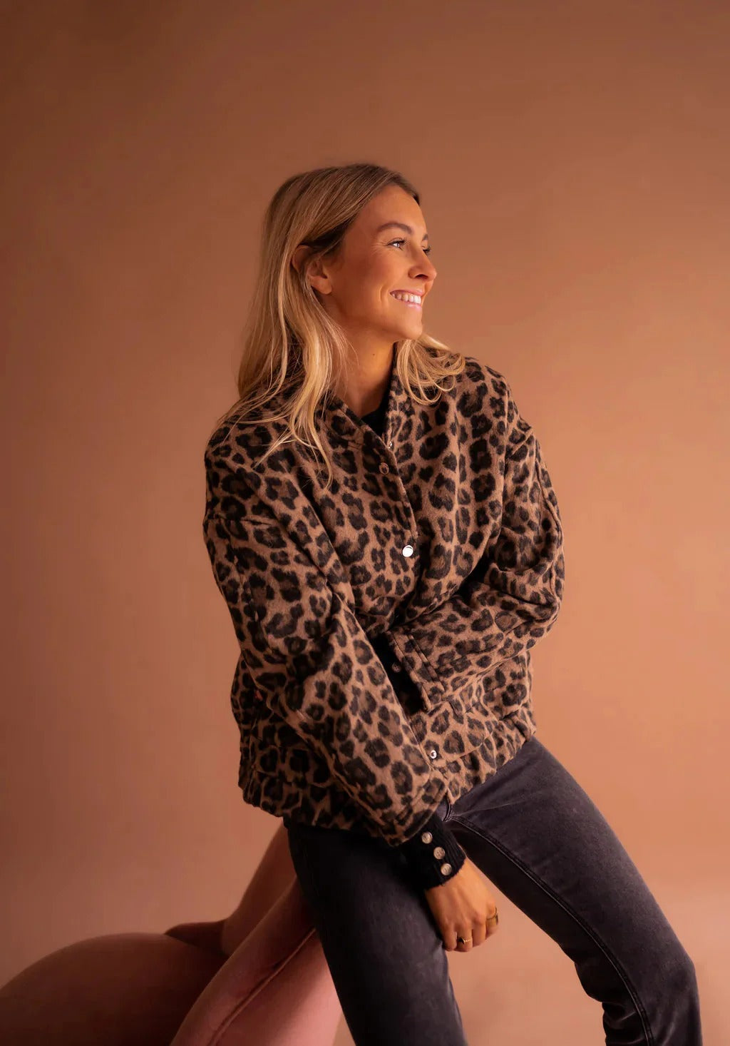 Damska kurtka w panterkę zapinana na napy-Jacket for women-Olave