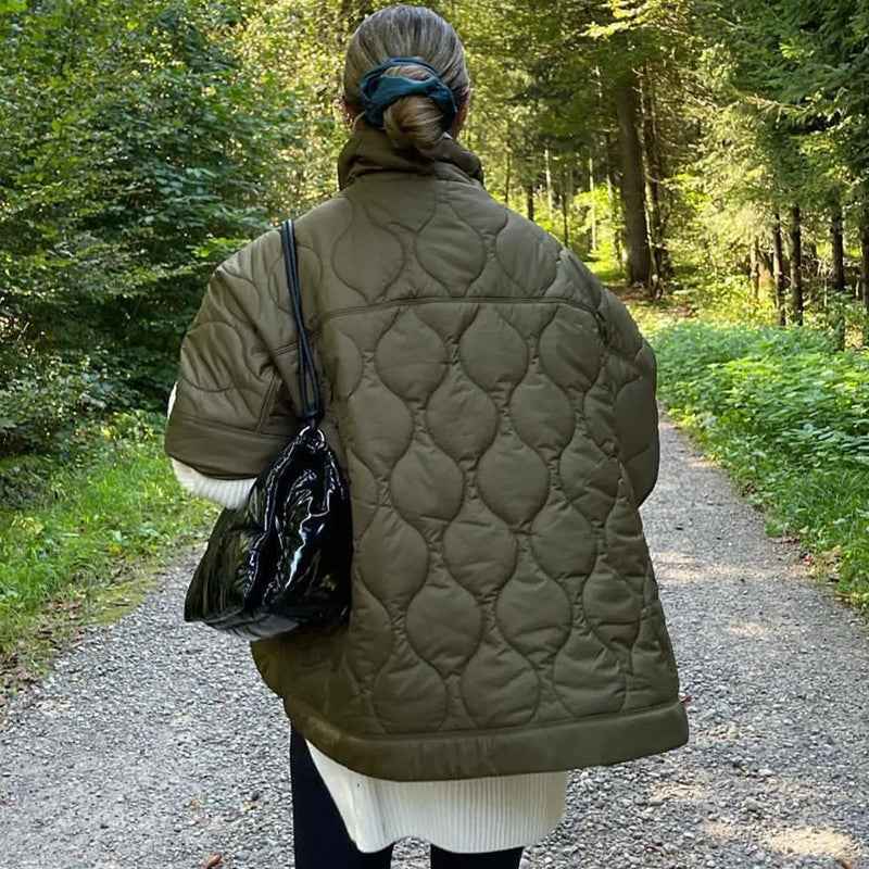 Damska pikowana kurtka typu peleryna ze stójką-Jacket for women-Olave