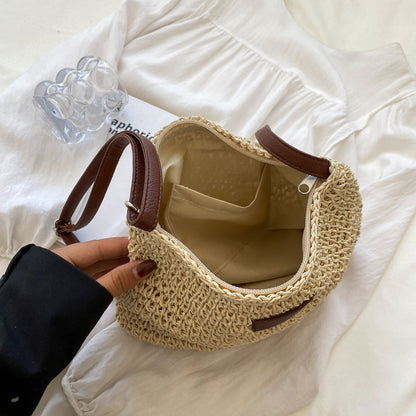 Damska pleciona torebka na ramię z naszywką i paskiem-Accessories for Women-Olave