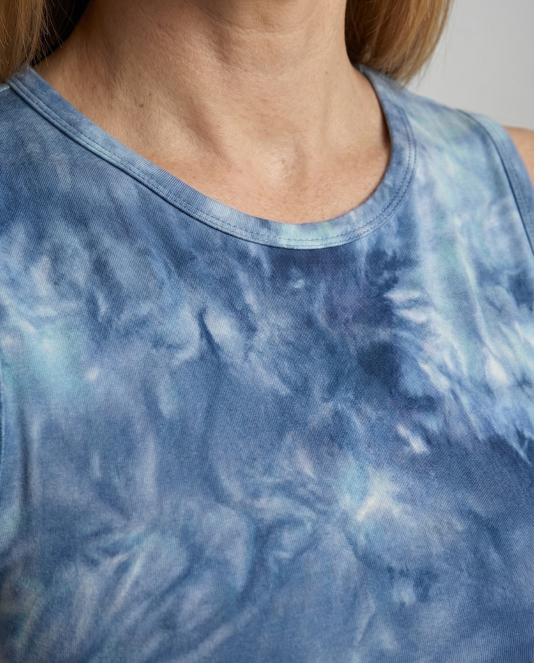 Damska sukienka maxi bez rękawów z wzorem tie-dye-Maxi Dress-Olave