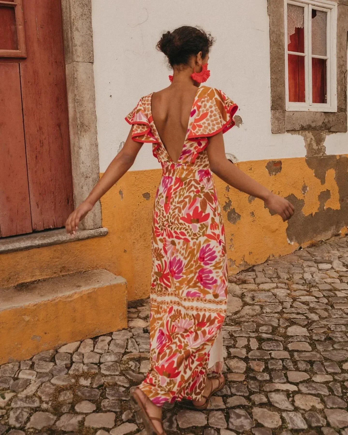 Damska sukienka maxi w kwiaty z dekoltem w serek-Maxi dresses-Olave