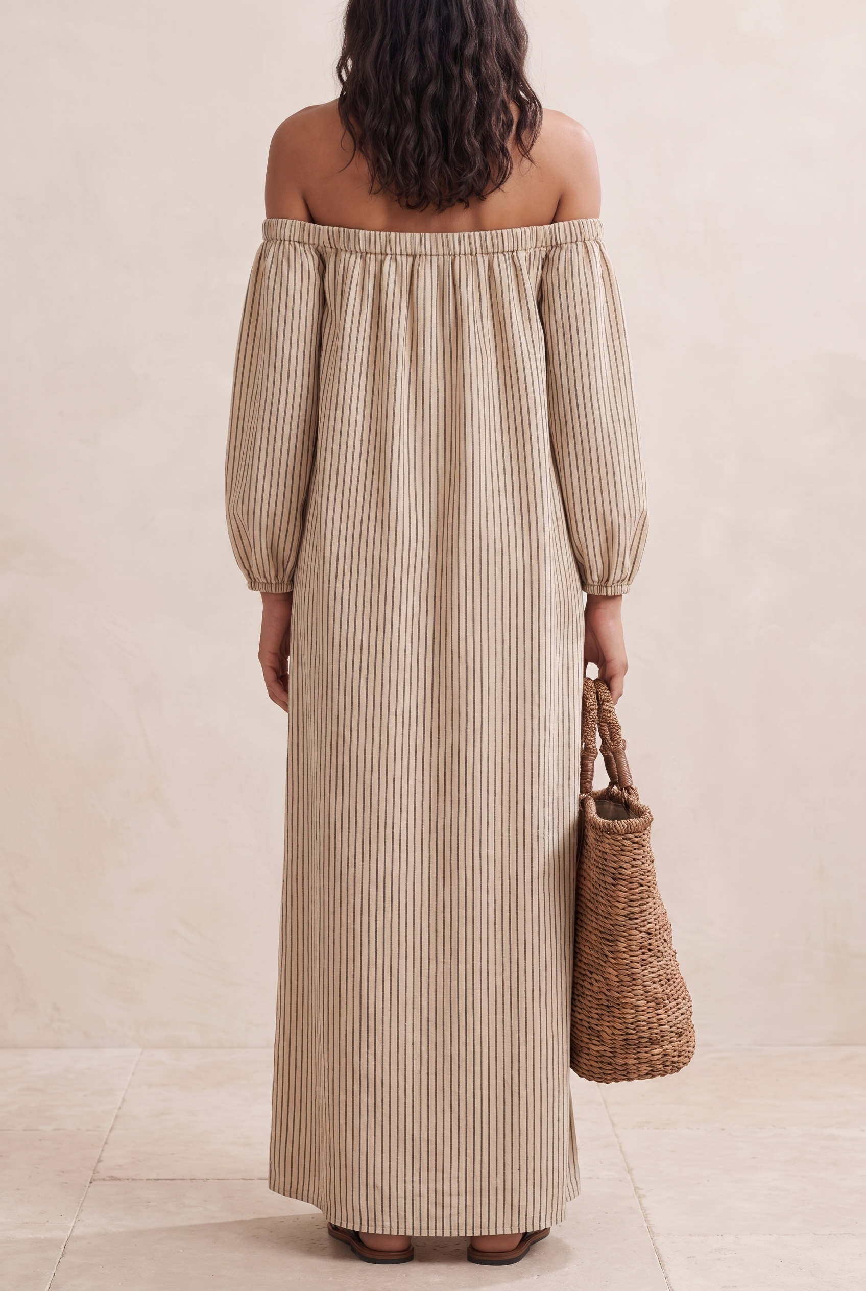 Damska sukienka maxi w paski z odkrytymi ramionami 3
