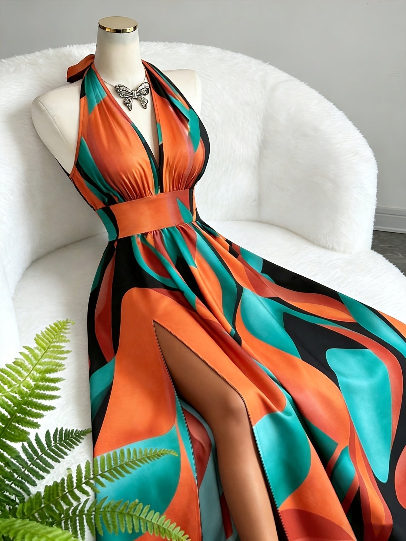 Damska sukienka maxi z dekoltem typu halter i abstrakcyjnym wzorem-Maxi Dress-Olave