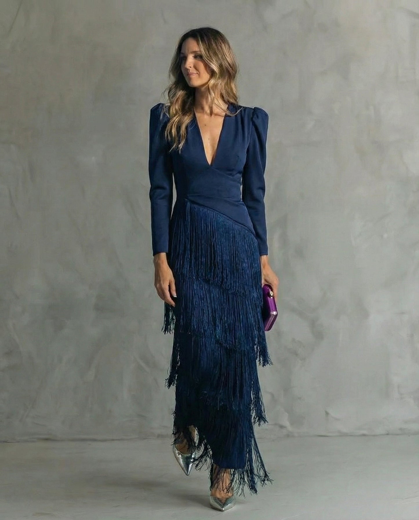 Damska sukienka maxi z dekoltem w serek i frędzlami-Maxi Dress-Olave