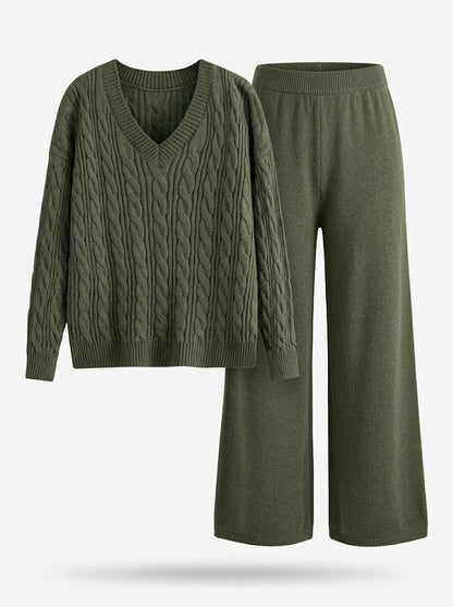 Damski komplet: sweter z dekoltem w serek o splocie warkoczowym i spodnie z szerokimi nogawkami-Sets for women-Olave