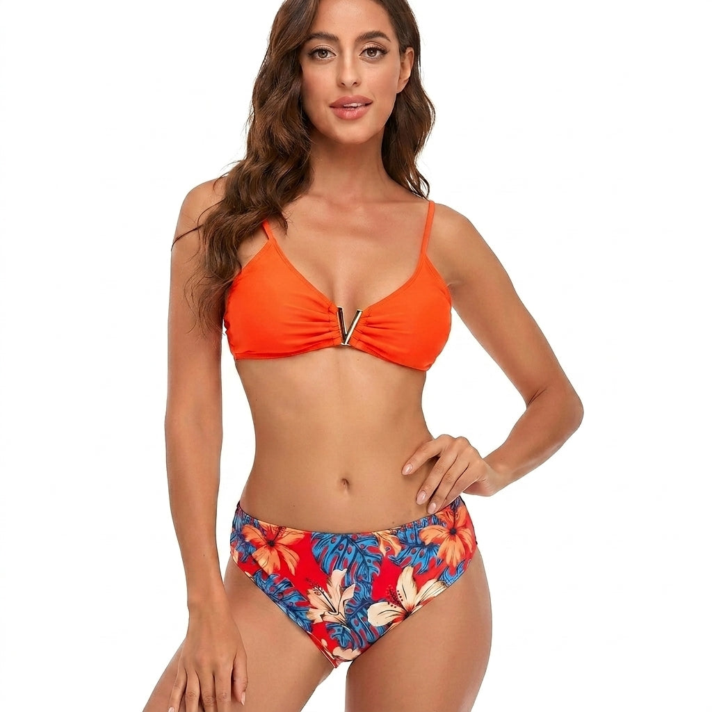 Damski zestaw bikini z narzutką w kwiatowy wzór i metalowym detalem przy dekolcie-Swimwear for women-Olave