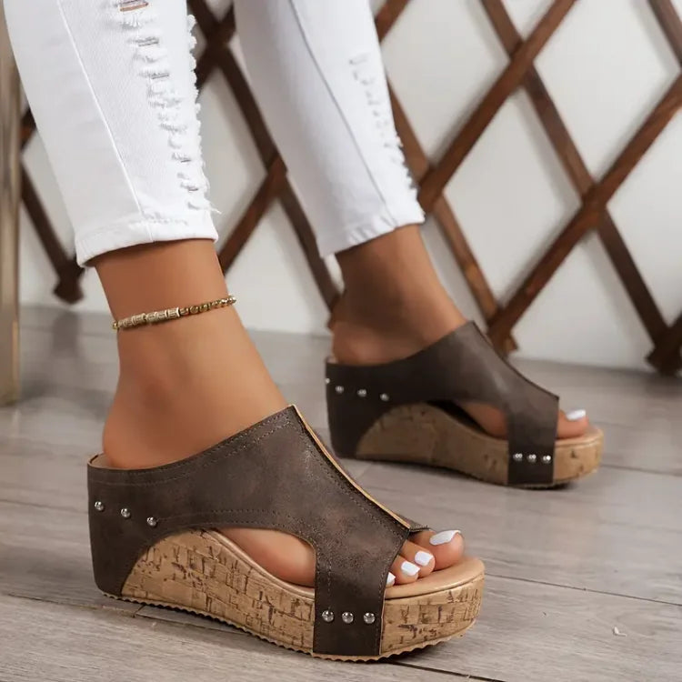 Damskie klapki na koturnie z korkową podeszwą i ćwiekami-Footwear for women-Olave