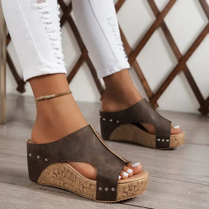 Damskie klapki na koturnie z korkową podeszwą i ćwiekami-Footwear for women-Olave