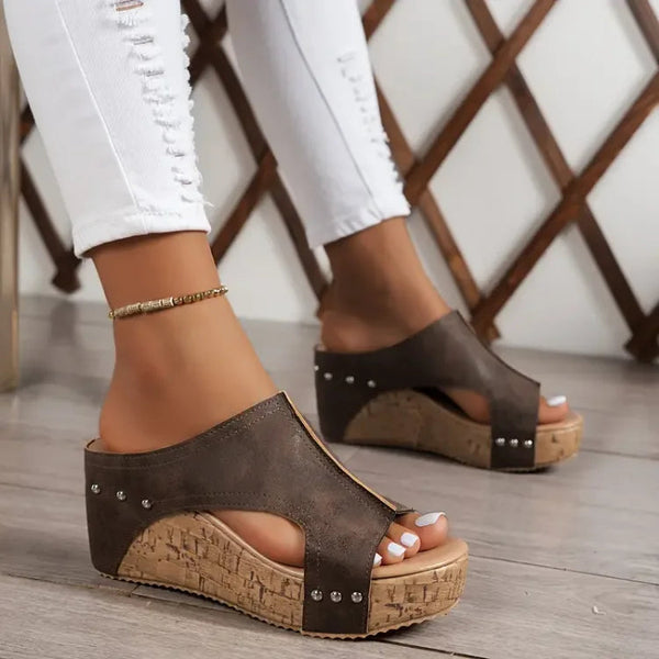 Damskie klapki na koturnie z korkową podeszwą i ćwiekami-Footwear for women-Olave