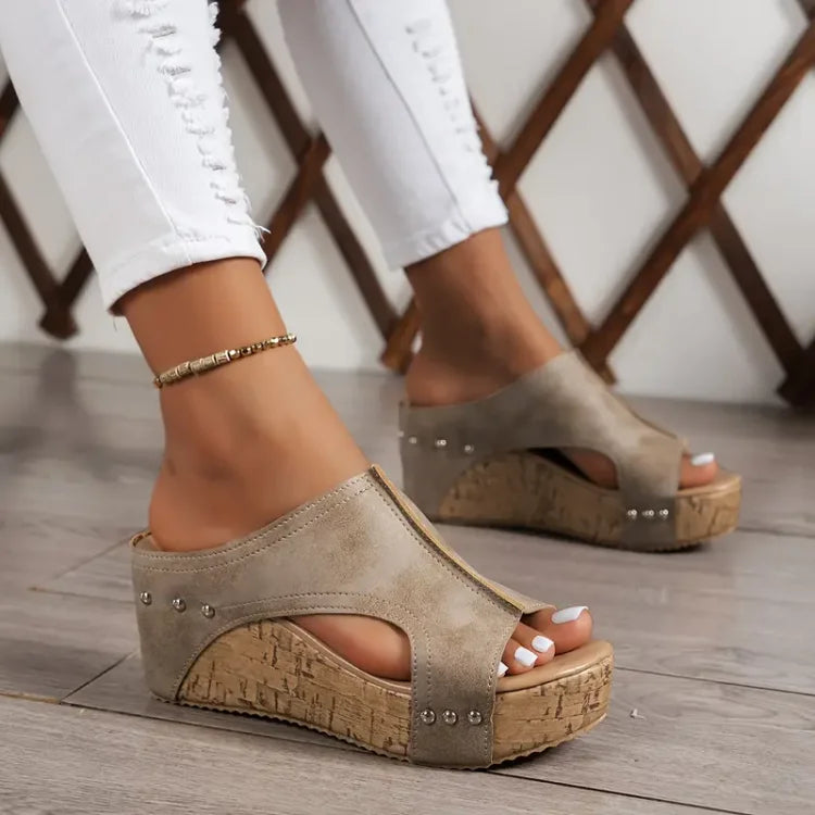 Damskie klapki na koturnie z korkową podeszwą i ćwiekami-Footwear for women-Olave