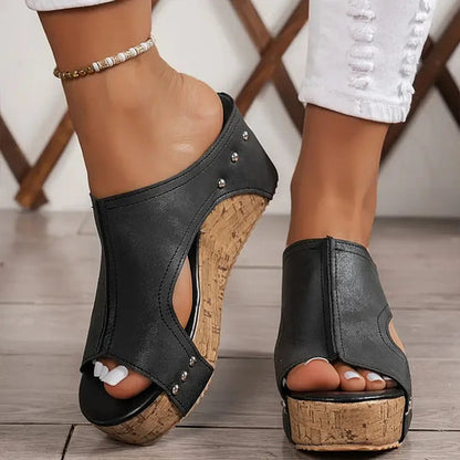 Damskie klapki na koturnie z korkową podeszwą i ćwiekami-Footwear for women-Olave