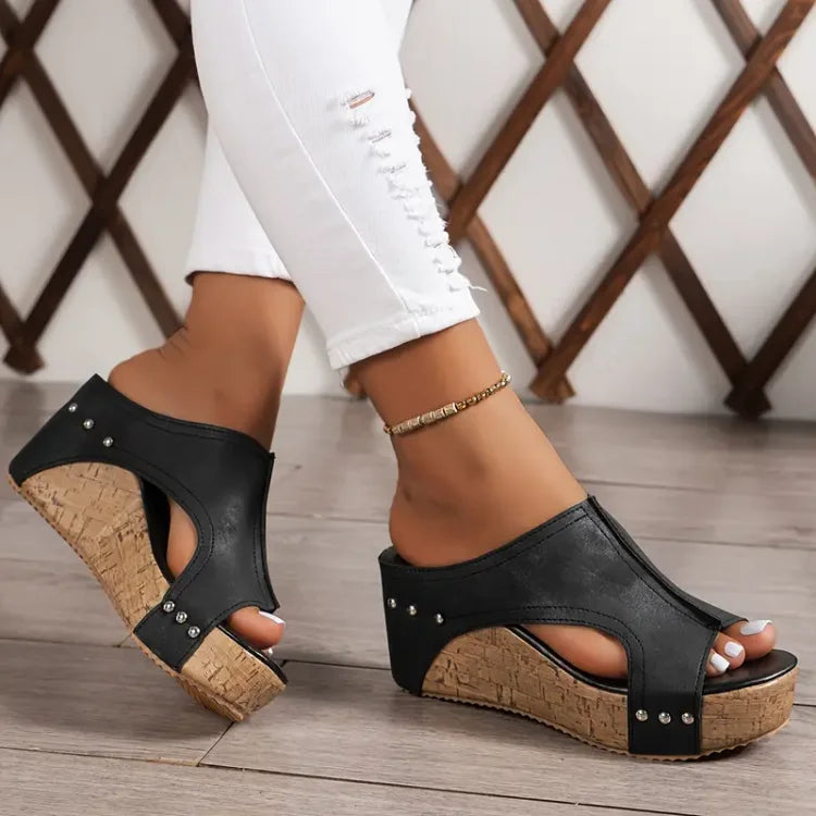 Damskie klapki na koturnie z korkową podeszwą i ćwiekami-Footwear for women-Olave