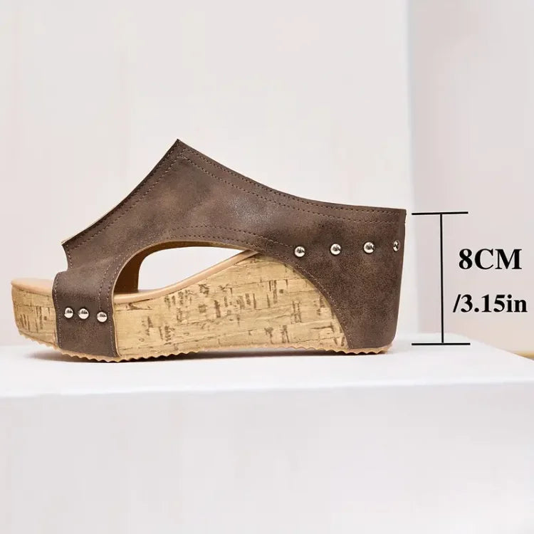 Damskie klapki na koturnie z korkową podeszwą i ćwiekami-Footwear for women-Olave