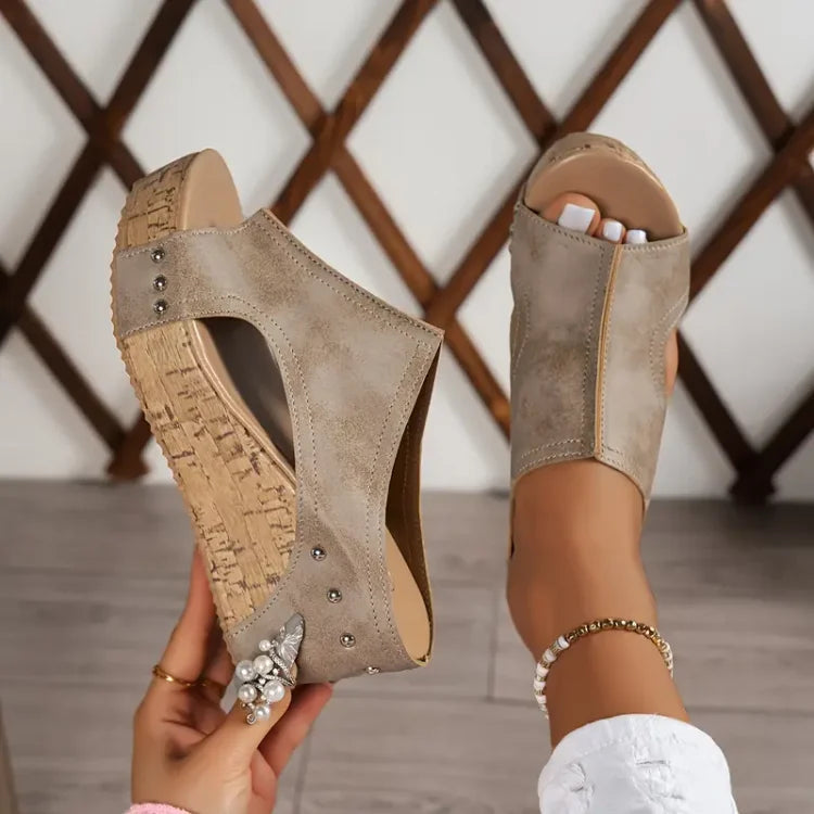 Damskie klapki na koturnie z korkową podeszwą i ćwiekami-Footwear for women-Olave