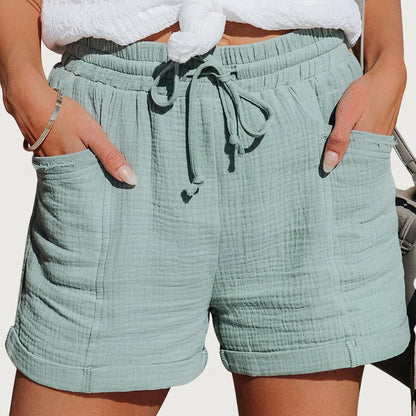 Damskie krótkie spodenki z elastycznym pasem i sznurkiem oraz naszywanymi kieszeniami i wywiniętymi nogawkami-Shorts for women-Olave