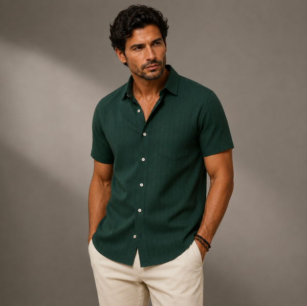 Męska koszula z krótkim rękawem zapinana na guziki posiadająca pionową prążkowaną teksturę oraz kieszeń na piersi-Shirts for men-Olave