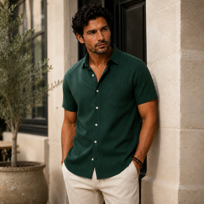 Męska koszula z krótkim rękawem zapinana na guziki posiadająca pionową prążkowaną teksturę oraz kieszeń na piersi-Shirts for men-Olave