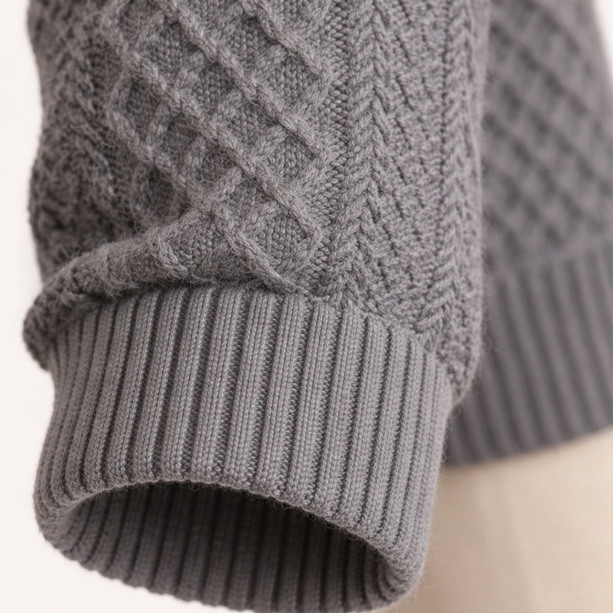 Męski sweter z warkoczowym splotem i zapięciem na guziki-Sweaters for men-Olave