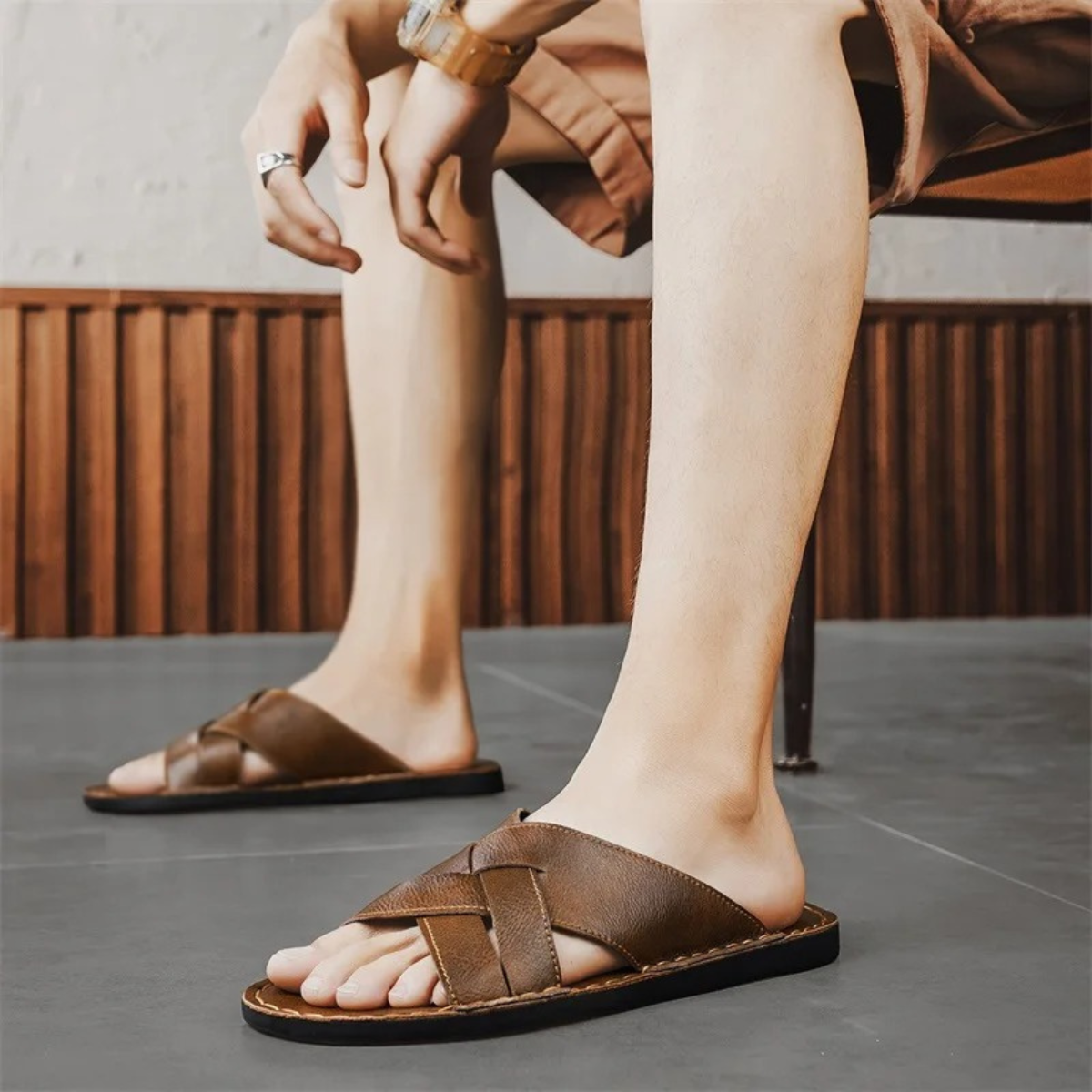 Męskie klapki z krzyżującymi się paskami i widocznymi szwami-Footwear for men-Olave