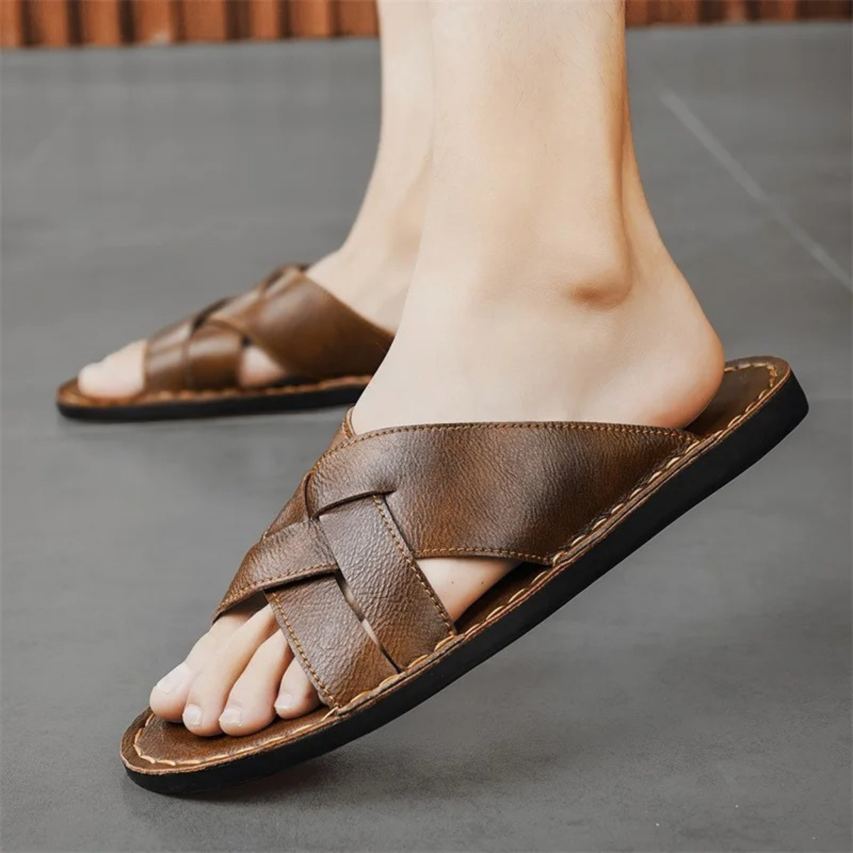 Męskie klapki z krzyżującymi się paskami i widocznymi szwami-Footwear for men-Olave