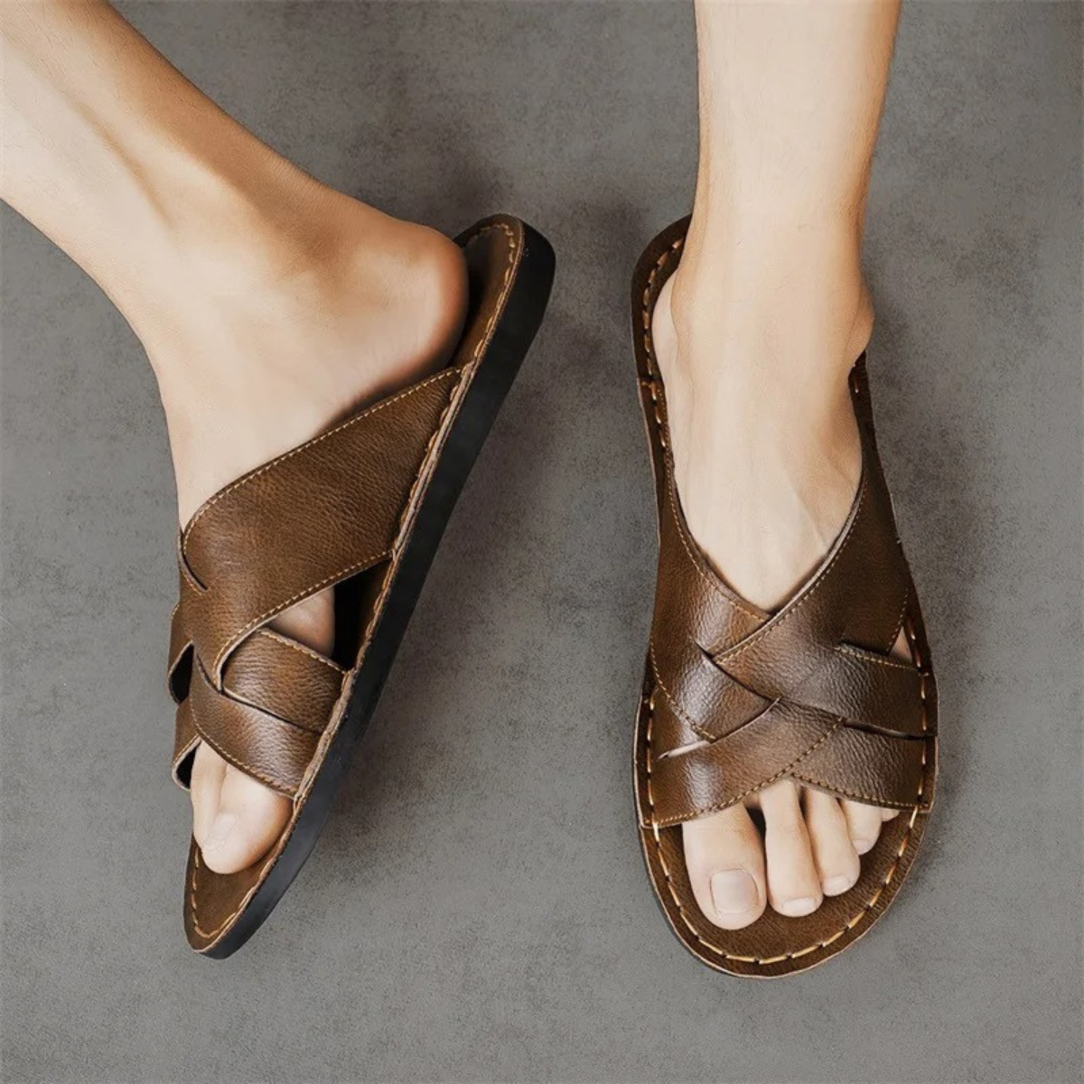 Męskie klapki z krzyżującymi się paskami i widocznymi szwami-Footwear for men-Olave