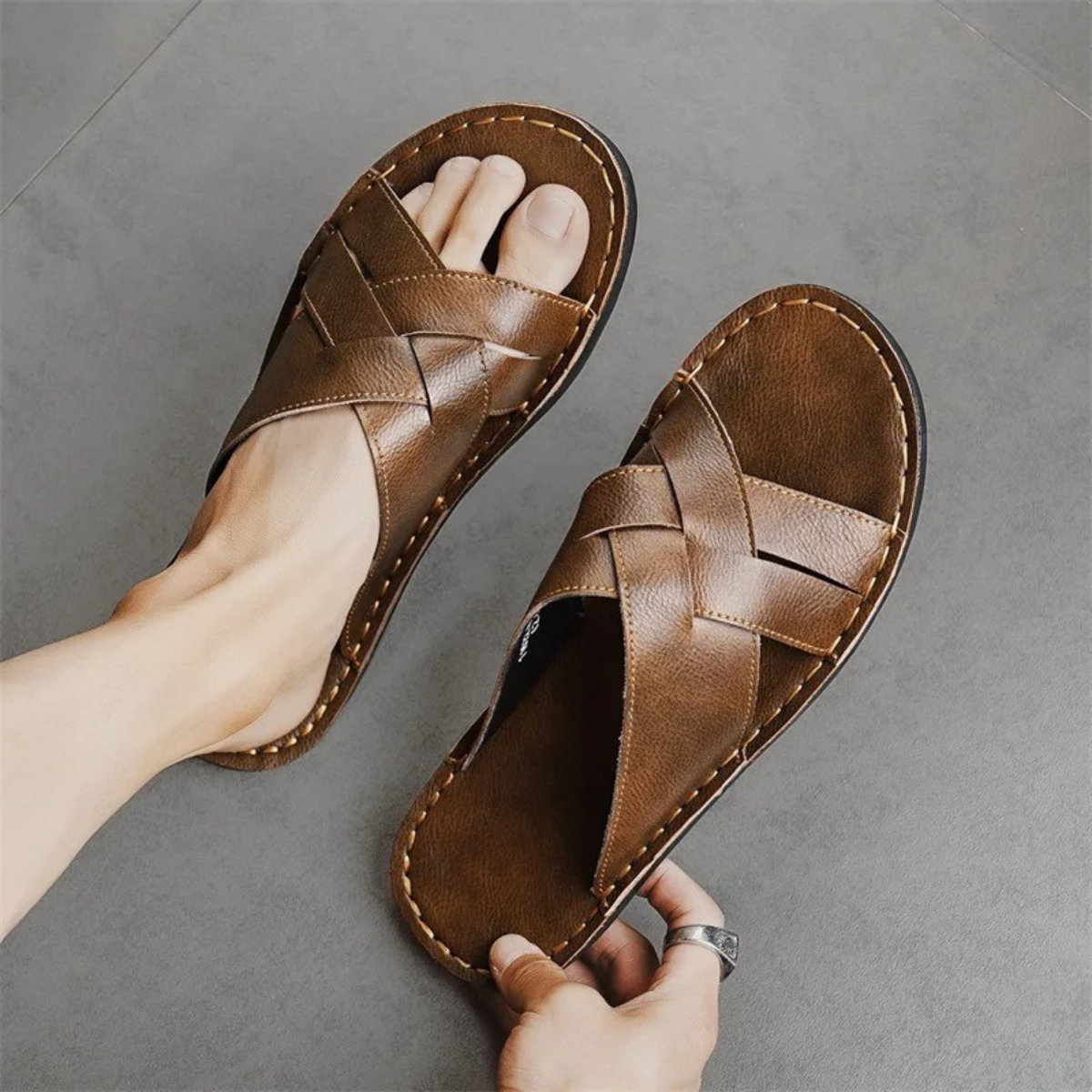 Męskie klapki z krzyżującymi się paskami i widocznymi szwami-Footwear for men-Olave