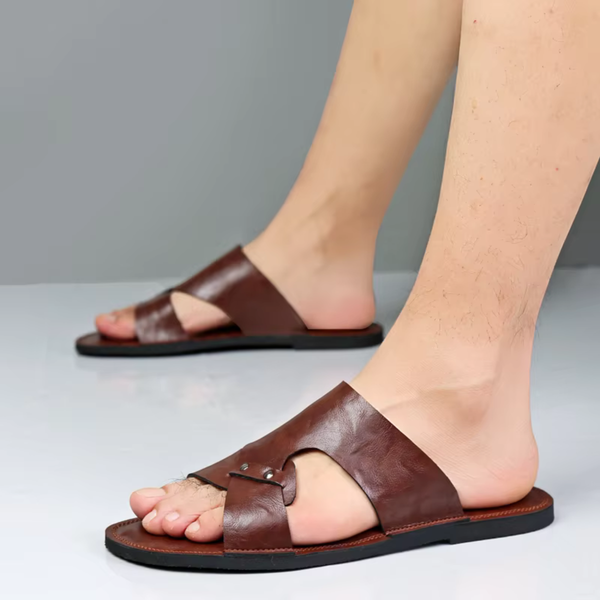 Męskie klapki z szerokim paskiem i metalowymi nitami-Footwear for men-Olave