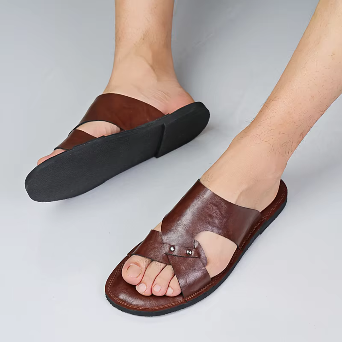 Męskie klapki z szerokim paskiem i metalowymi nitami-Footwear for men-Olave