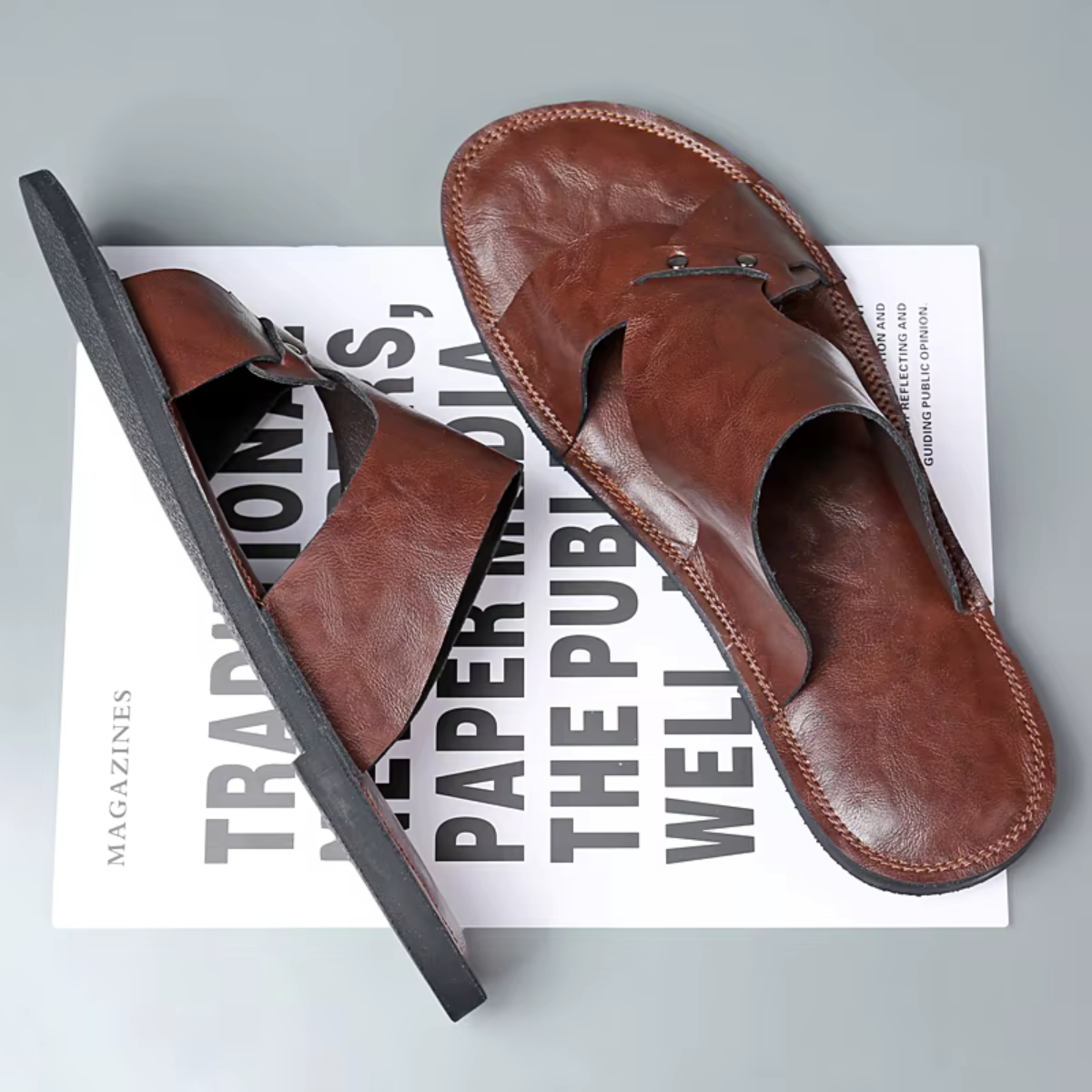 Męskie klapki z szerokim paskiem i metalowymi nitami-Footwear for men-Olave