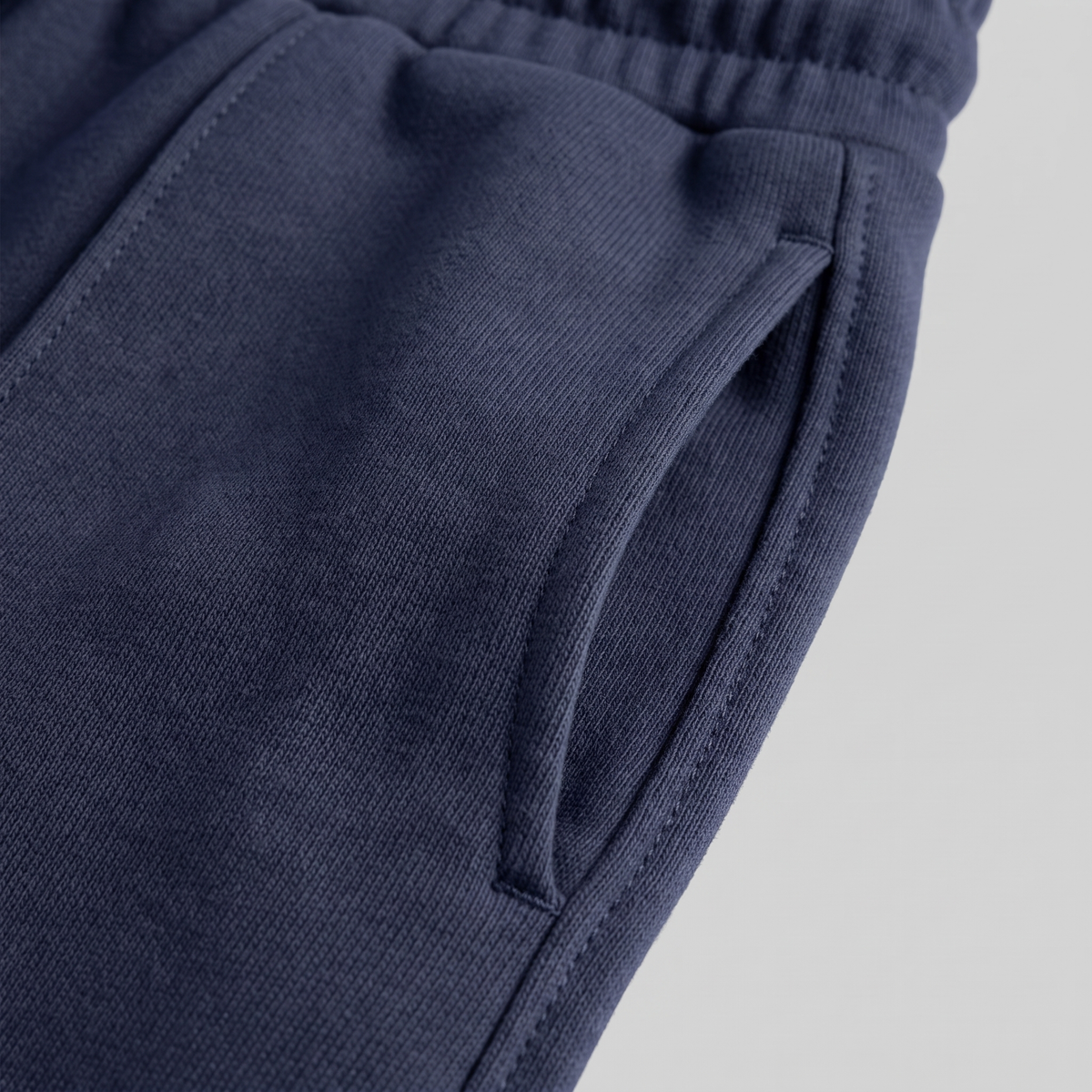 Męskie szorty dresowe ze sznurkiem i przeszyciami-Shorts for men-Olave