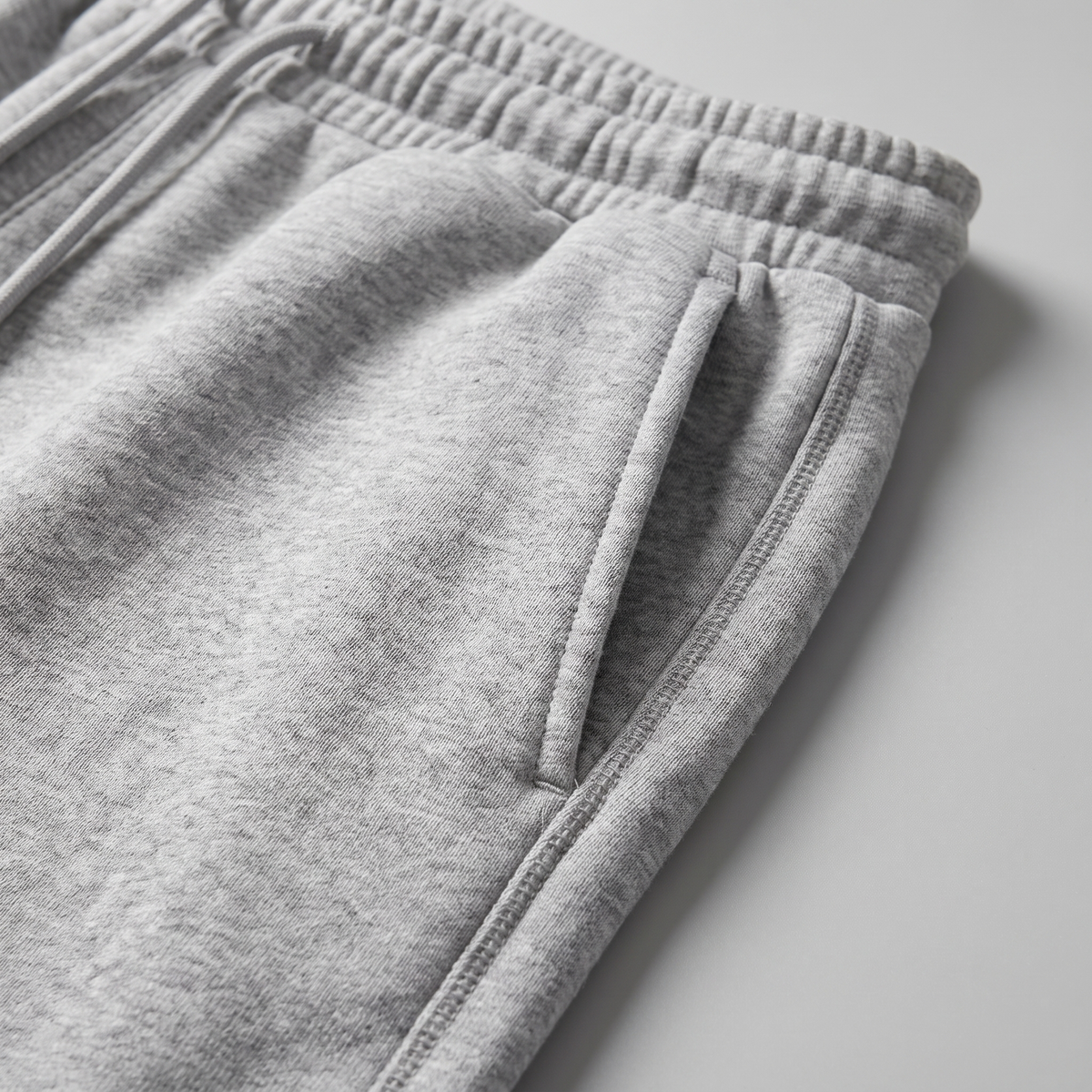 Męskie szorty dresowe ze sznurkiem i przeszyciami-Shorts for men-Olave