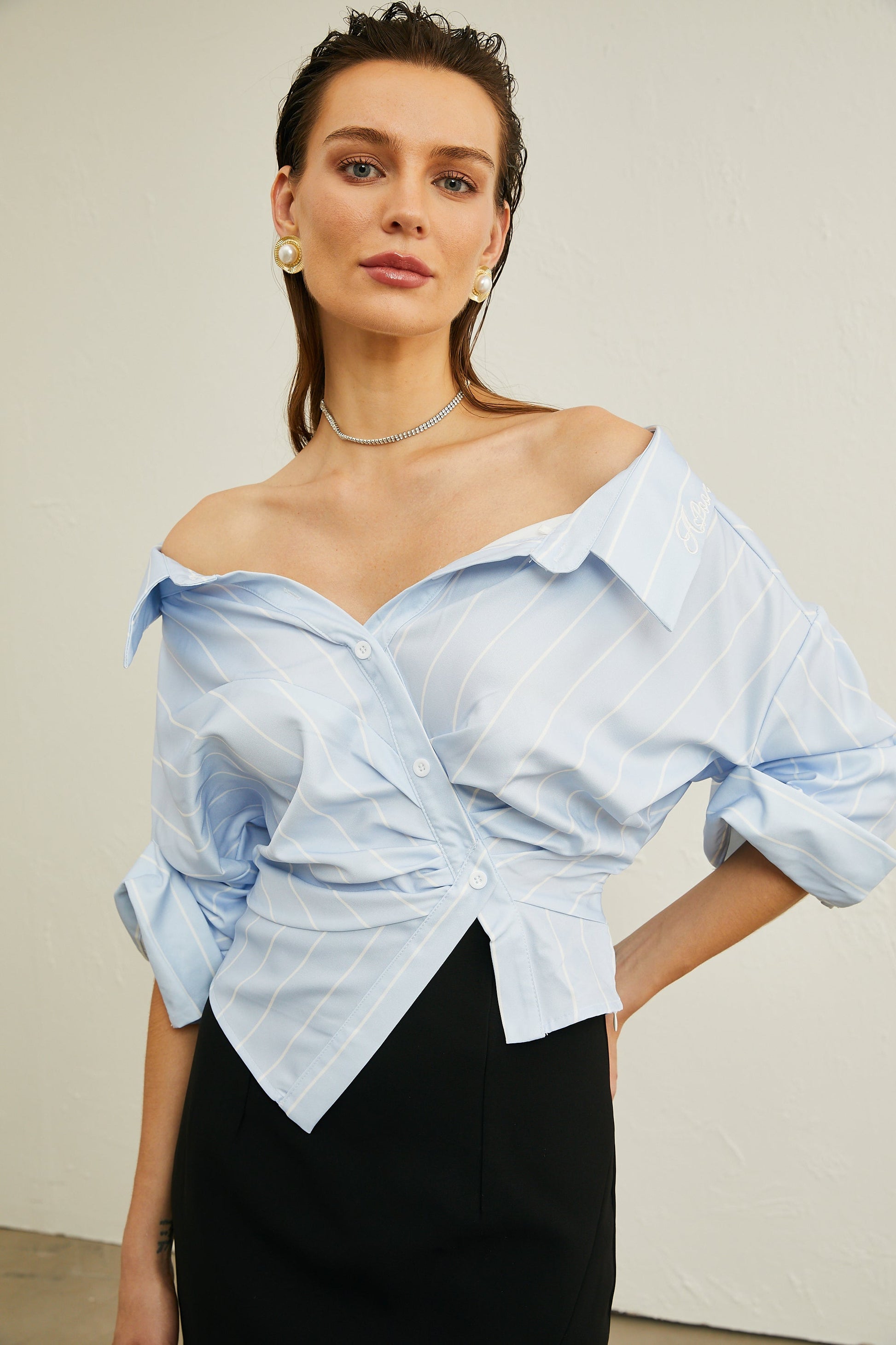 Damska bluzka w paski z odkrytymi ramionami i łańcuszkami-Blouses for women-Olave
