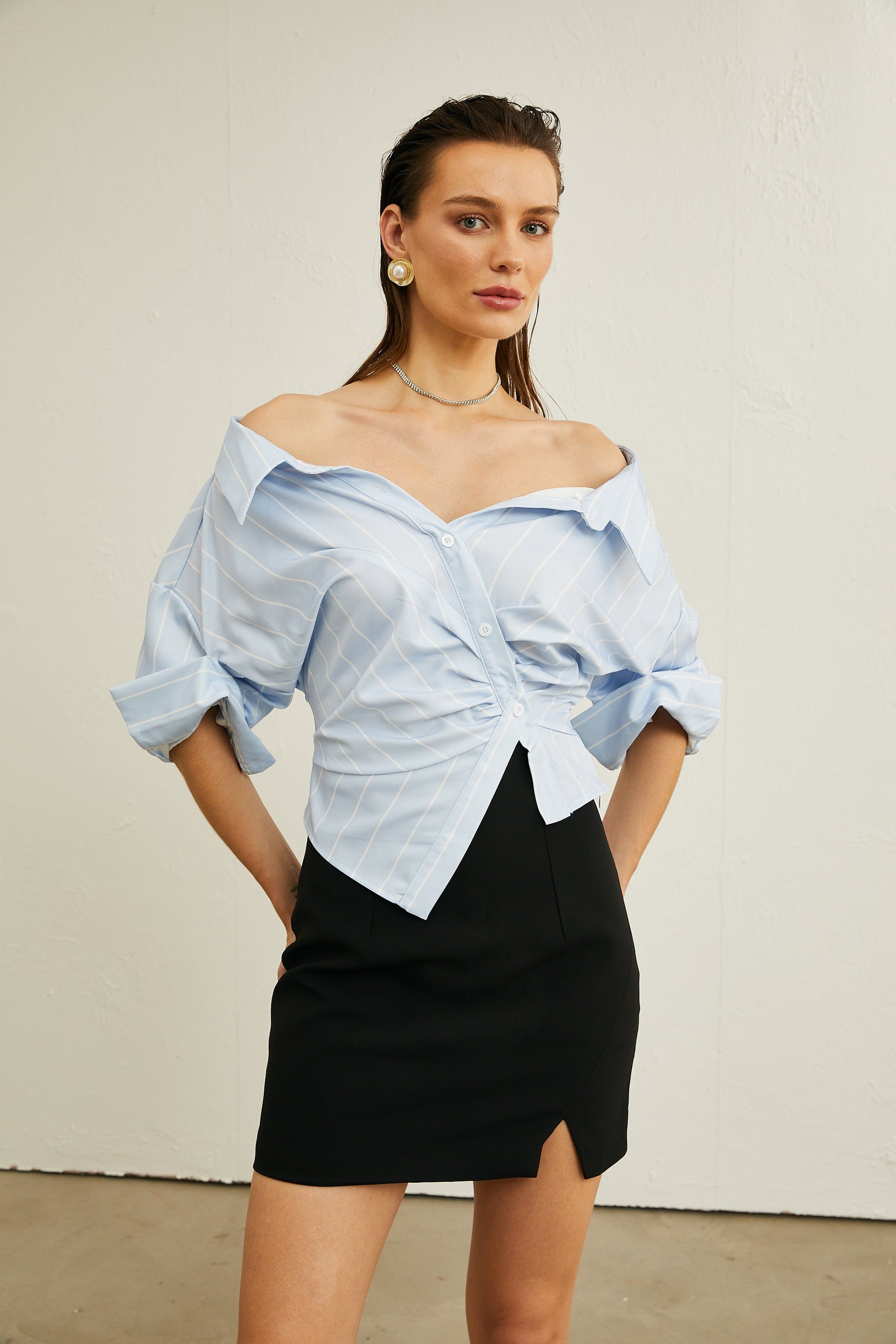 Damska bluzka w paski z odkrytymi ramionami i łańcuszkami-Blouses for women-Olave