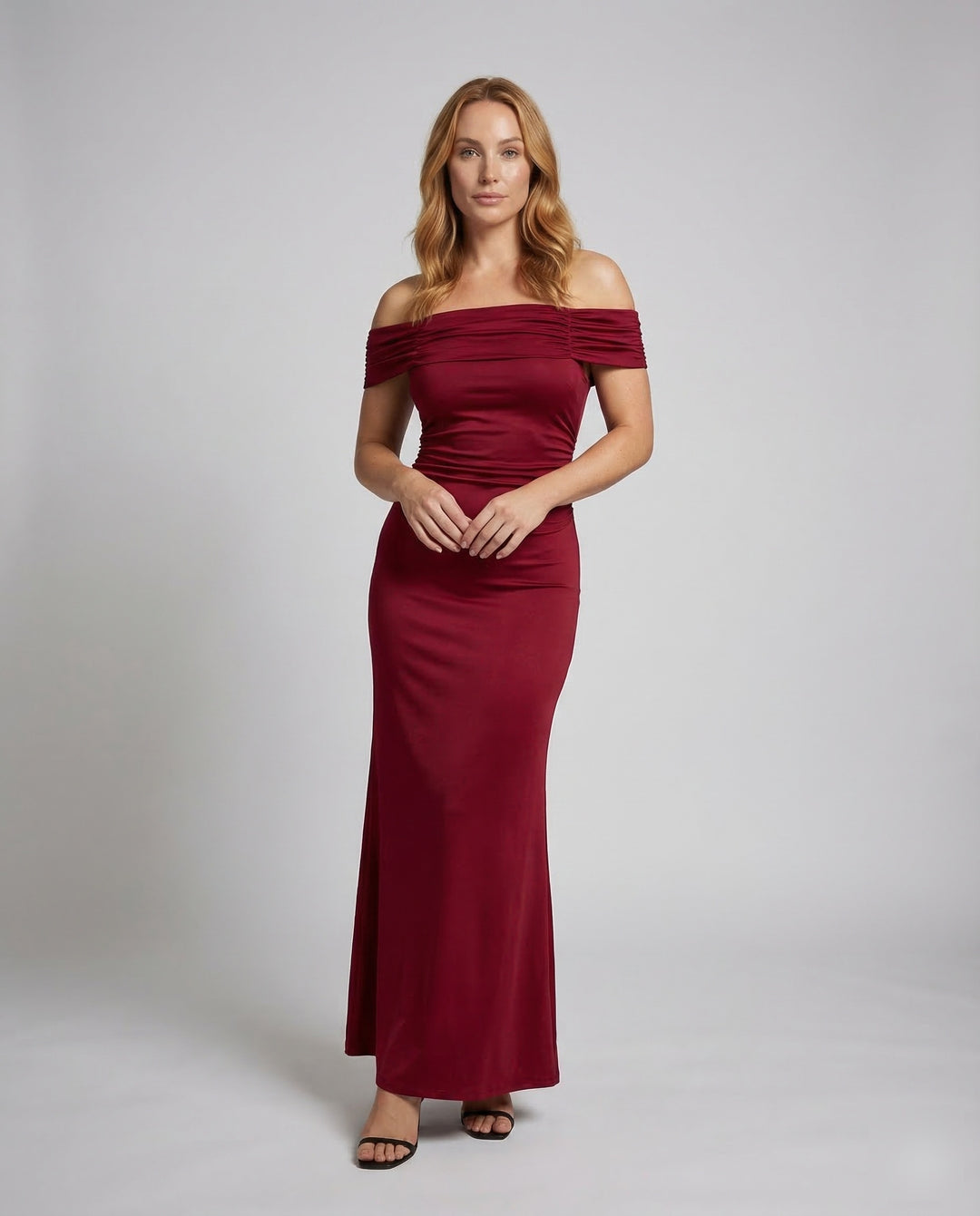 Damska długa sukienka z odkrytymi ramionami i marszczeniem-Maxi Dress-Olave