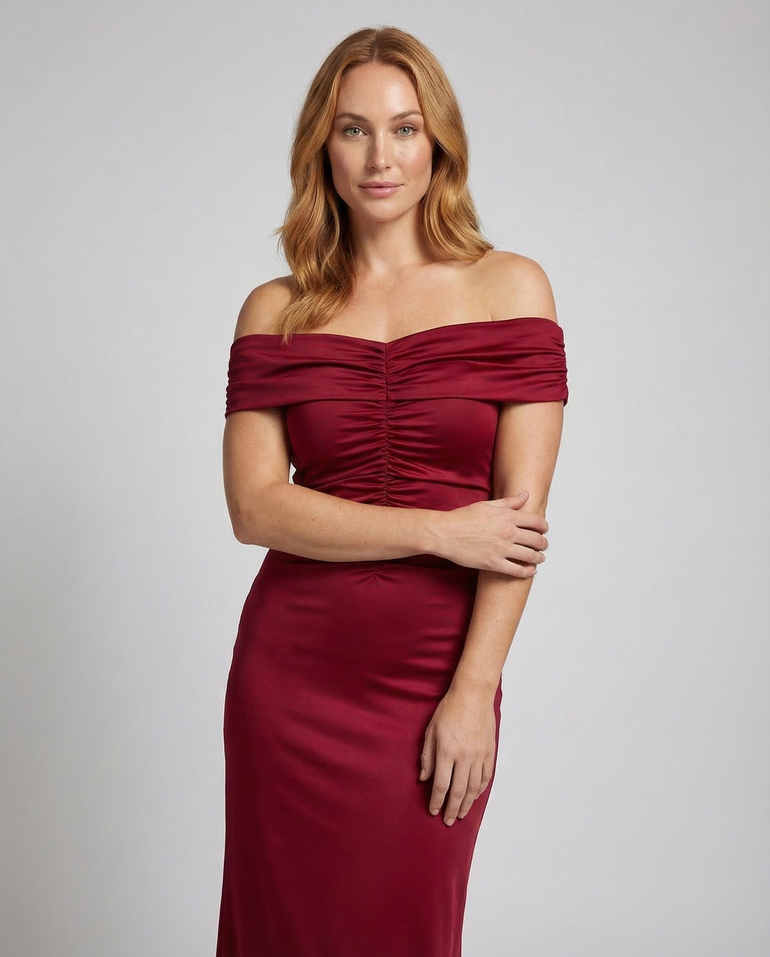 Damska długa sukienka z odkrytymi ramionami i marszczeniem-Maxi Dress-Olave