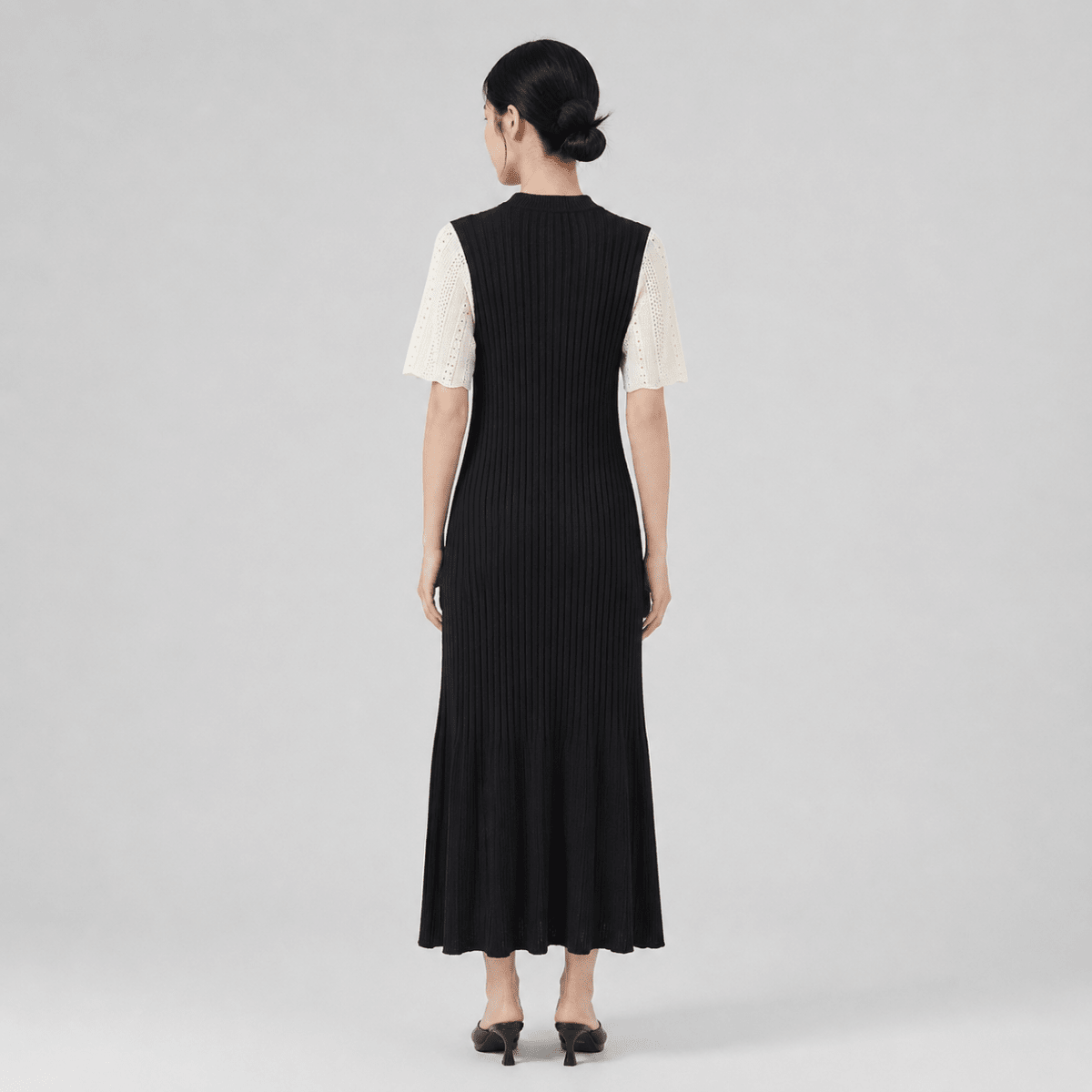 Damska sukienka dzianinowa z kołnierzem i listwą guzikową-Midi Dress-Olave