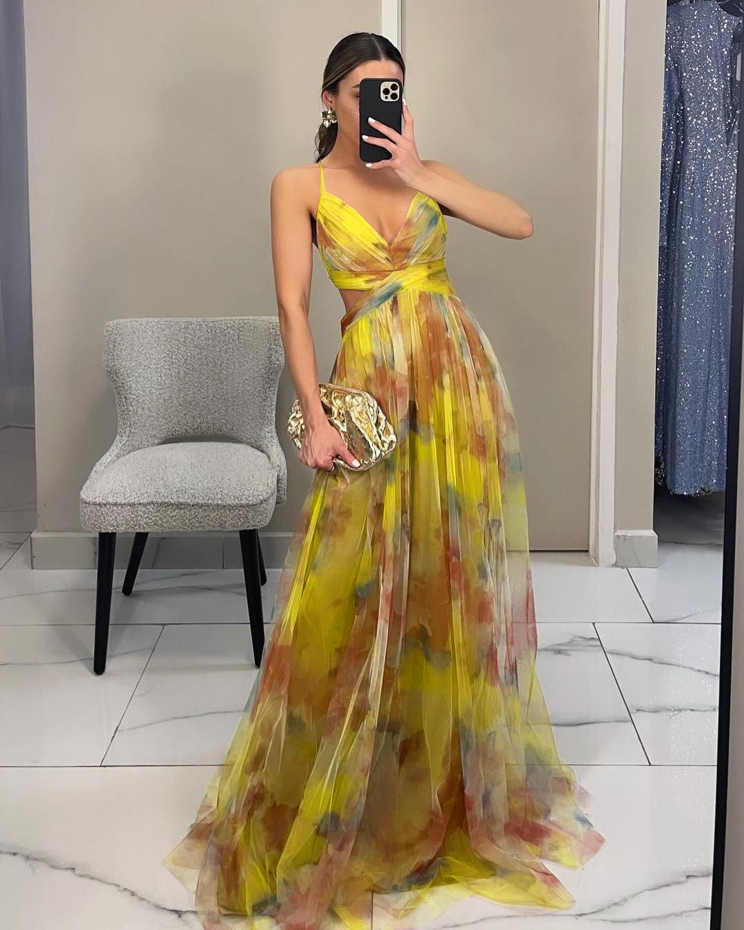 Damska Sukienka Maxi na Cienkich Ramiączkach z Kopertową Górą i Wycięciem w Talii-Maxi Dress-Olave