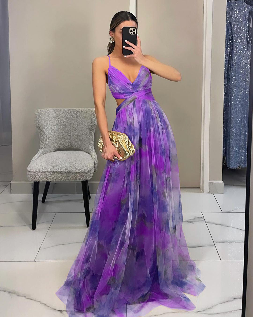 Damska Sukienka Maxi na Cienkich Ramiączkach z Kopertową Górą i Wycięciem w Talii-Maxi Dress-Olave