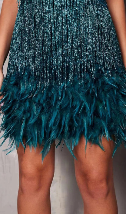 Damska sukienka mini na cienkich ramiączkach z warstwową frędzlą i wykończeniem z piór-Mini Dress-Olave