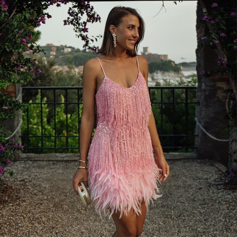 Damska sukienka mini na cienkich ramiączkach z warstwową frędzlą i wykończeniem z piór-Mini Dress-Olave