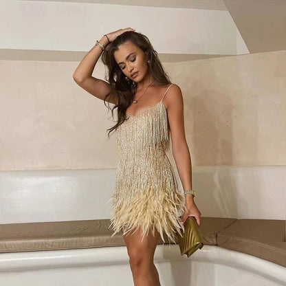 Damska sukienka mini na cienkich ramiączkach z warstwową frędzlą i wykończeniem z piór-Mini Dress-Olave