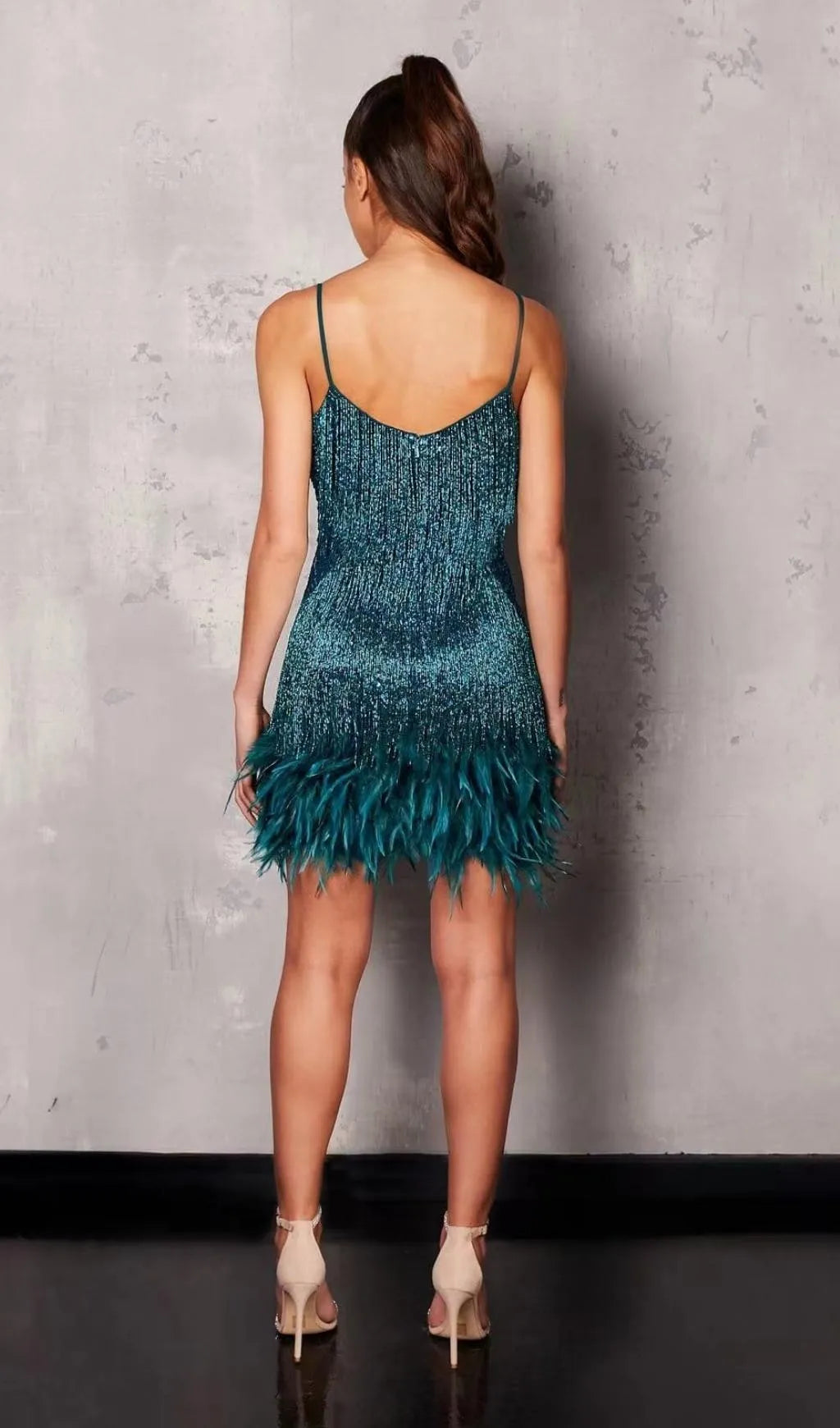 Damska sukienka mini na cienkich ramiączkach z warstwową frędzlą i wykończeniem z piór-Mini Dress-Olave