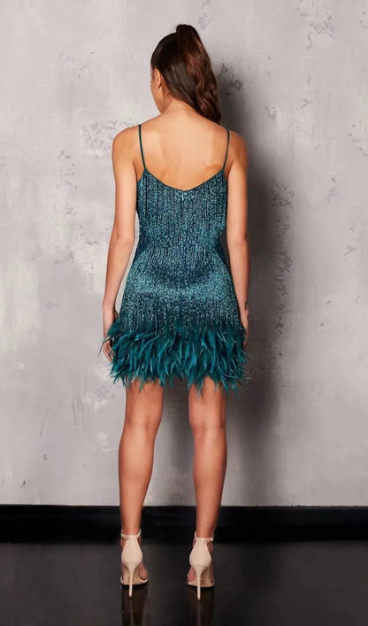 Damska sukienka mini na cienkich ramiączkach z warstwową frędzlą i wykończeniem z piór-Mini Dress-Olave