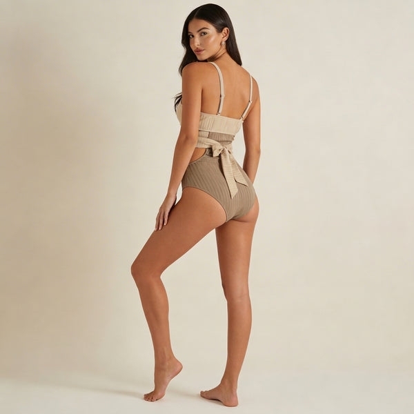 Damski jednoczęściowy strój kąpielowy z prążkowanego materiału z wycięciami i skrzyżowanym pasem-Swimwear for women-Olave