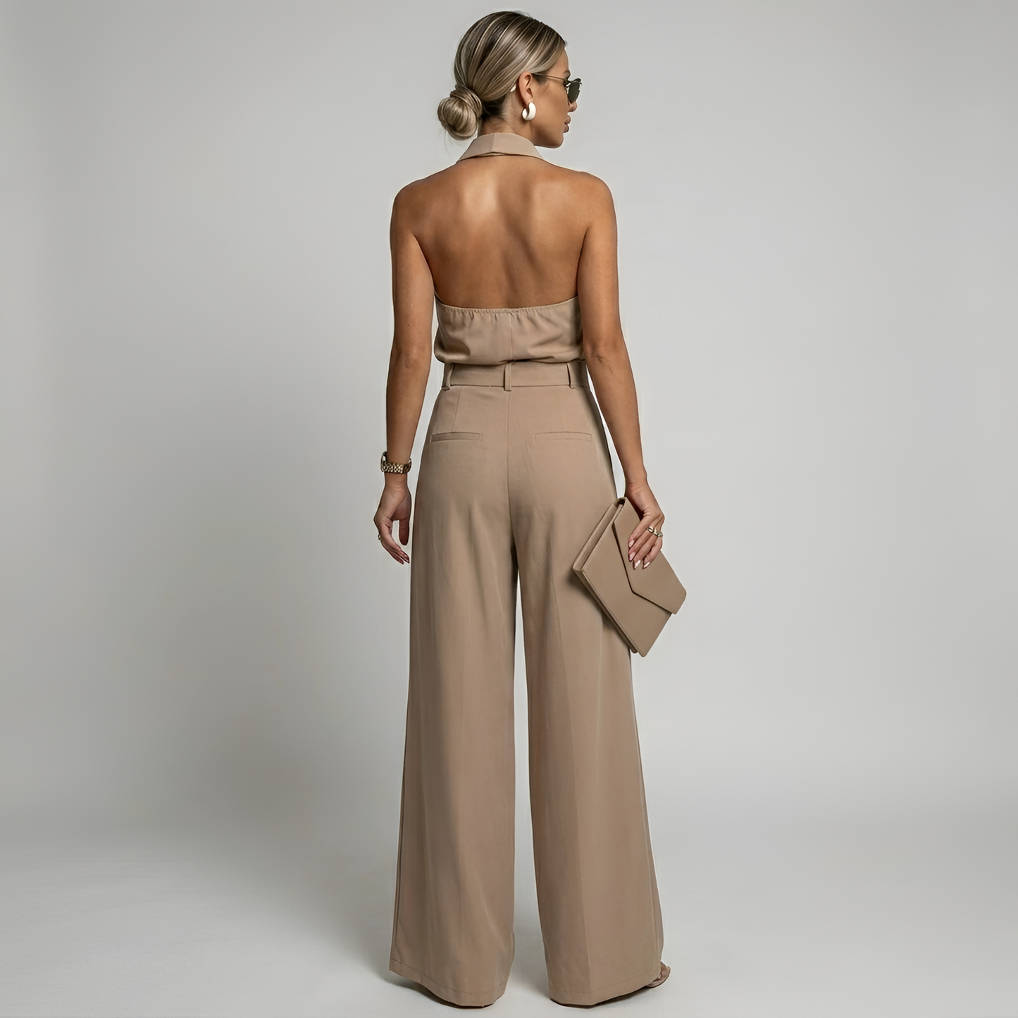 Damski kombinezon bez rękawów z dekoltem typu halter i szerokimi nogawkami-Jumpsuits for women-Olave