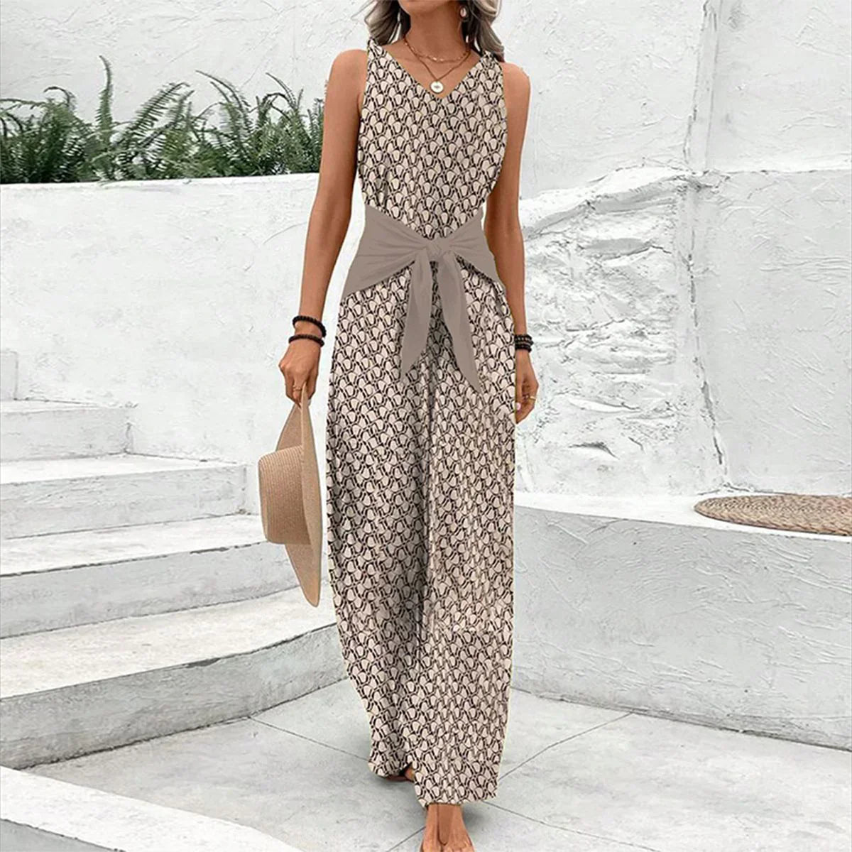 Damski kombinezon bez rękawów z dekoltem w serek i szerokimi nogawkami oraz wiązaniem w talii-Jumpsuits for women-Olave